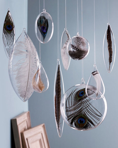robot-heart: “ Decorating Ideas: Kitsch-Less Christmas ” This is my new favorite craft idea. And it’s cool because I already have peacock feathers(I used to live in the country and peacocks would molt in our backyard.)