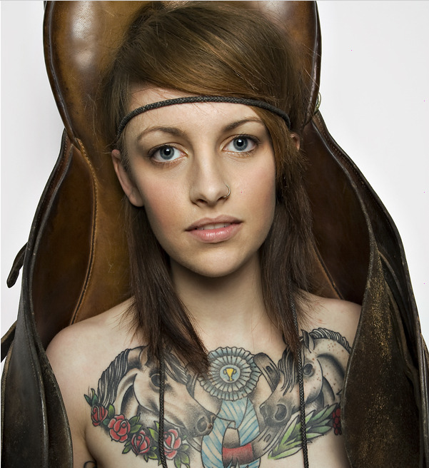 Foto de mujeres tatuadas en abdomen de calaveras minimalista