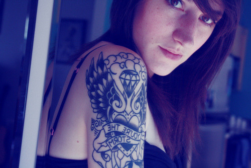 Imagenes tattoos en mujer en el brazo de mandala surrealista