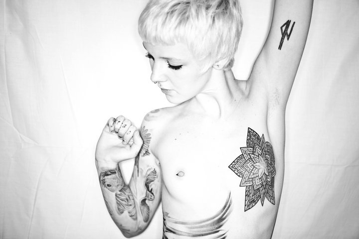 Imagenes de mujeres tatuadas en  columna, de tribal blackwork