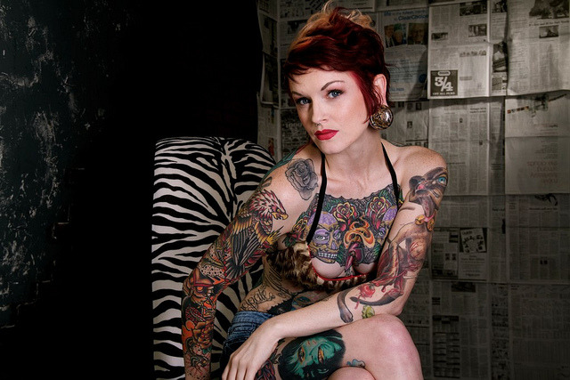 Fotos de tattoos en mujer en la muñeca con flor trash polka