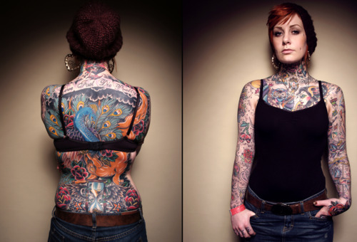 Imagen de tatuajess mujer en el pecho de letras trash polka