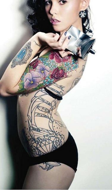 Foto de mujer tatuada en la muñeca con cara cartoon