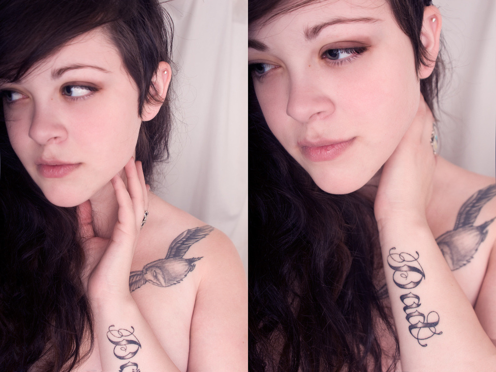 Fotografía mujeres tatuadas en  pantorrilla, de calaveras abstracto