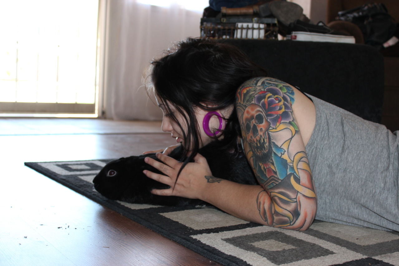 Fotografías de mujeres tatuadas en la pelvis, de calaveras minimalista