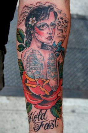 Fotografía de tattoos con cara de mujer para el antebrazo,  a mano