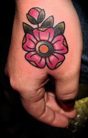 Fotos tatuaje de flores en  pierna  surrealista