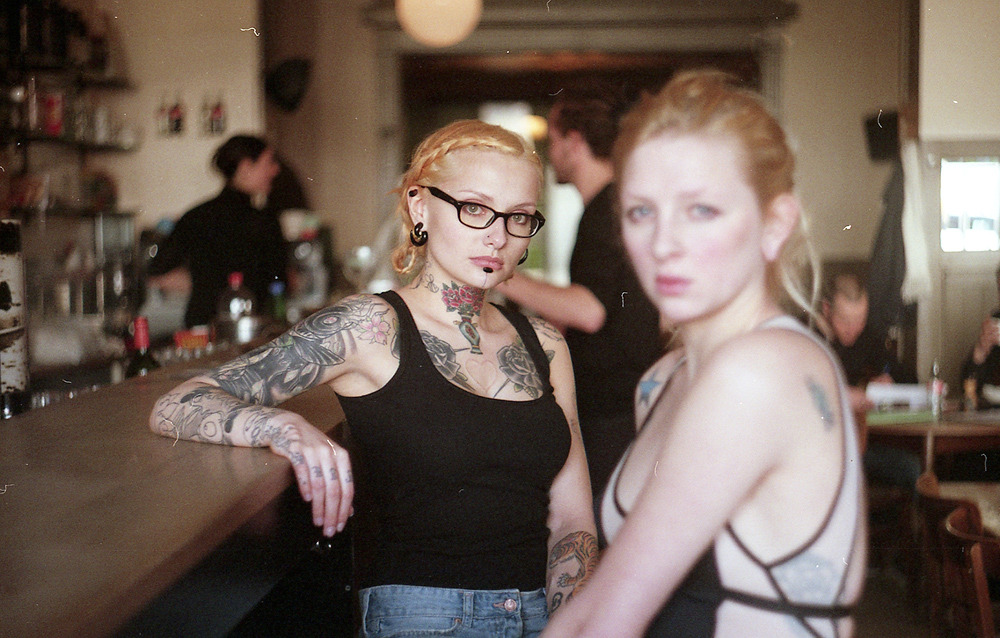 Foto de mujeres tatuadas en  cintura de estrellas geométrico