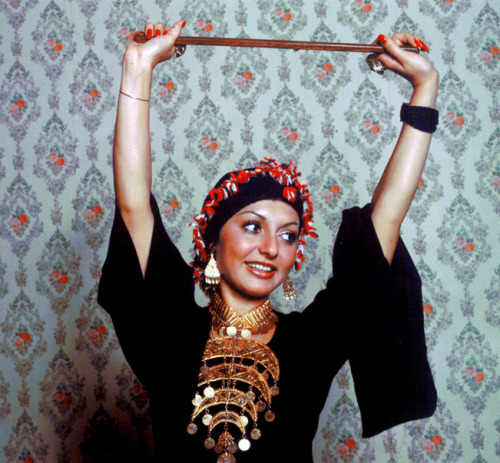 paperspots - Iranian music legend, Googoosh.