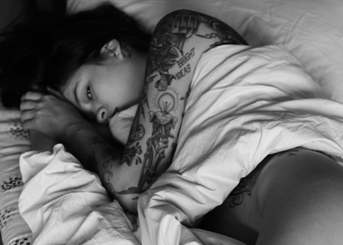 Fotografía mujer tatuada en la cadera, de animales trash polka