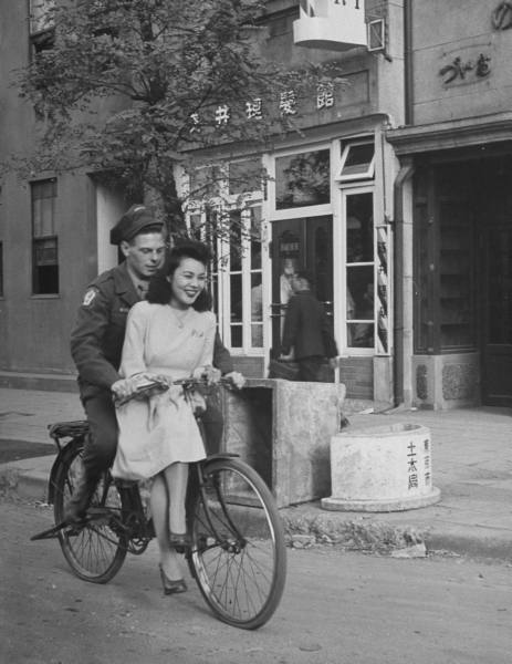 legrandcirque:A US soldier and his Japanese girlfriend going...