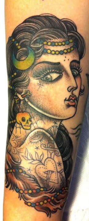Foto de tatuaje con caras de mujer para antebrazo  abstracto