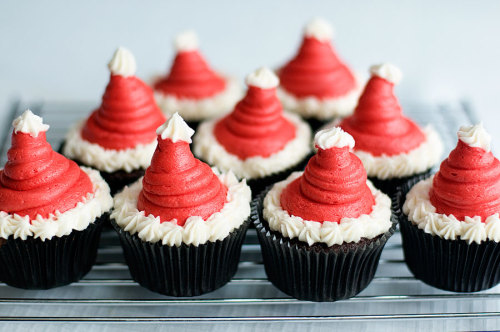 gastrogirl:santa hat cupcakes.