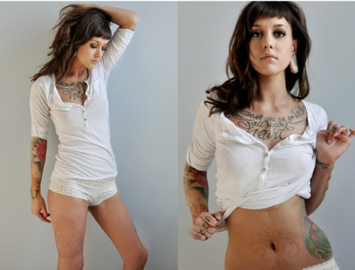 mujer posando con tatuajes de pecho y abdomen