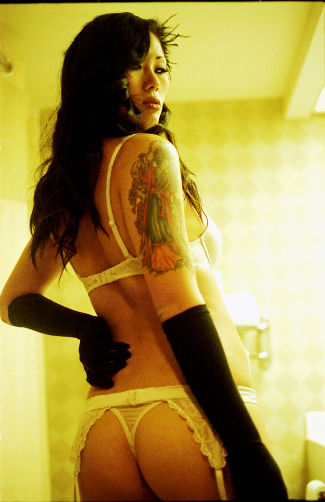Fotografías de mujeres con tattoos en  cadera con linea biomecánico