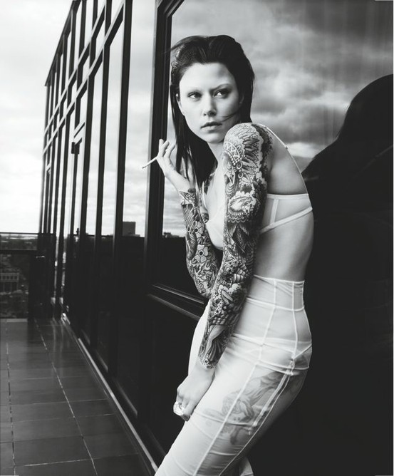 foto de mujer con tattoo en blanco y negro