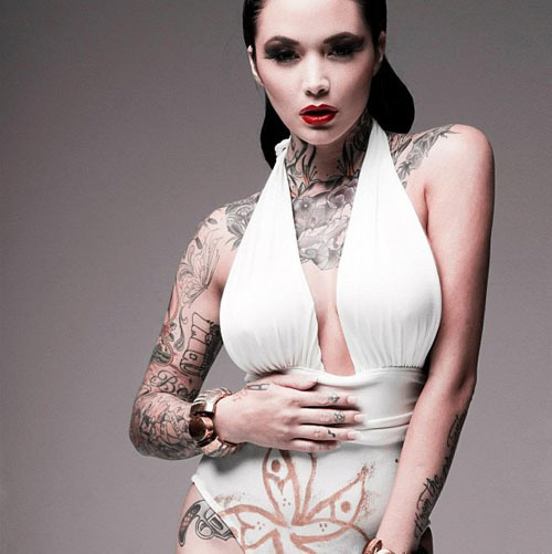 mujer con tatuajes random
