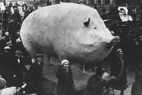 zolotoivek - Soviet demonstration with a large sculpture of a...