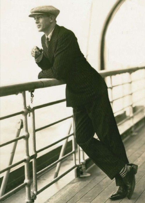 wehadfacesthen:Gary Cooper, 1920s. Love the socks.