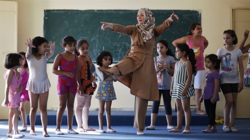 fotojournalismus - Palestinian girls watch their teacher during a...