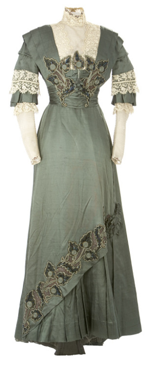 Woman’s Dress Date: 1910