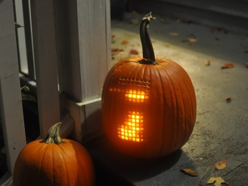 it8bit - Pumpktris!Fully playable, embedded in a pumpkin, and...