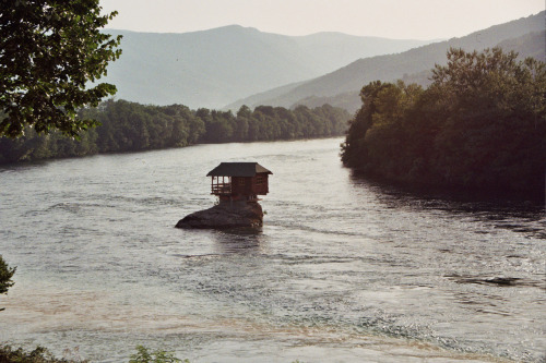 cabinporn:Cabin on river Drina, border of Serbia and...